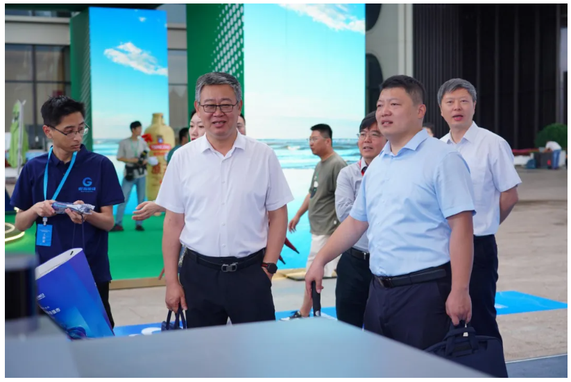 青島市委常委、副市長(zhǎng)王波等領(lǐng)導(dǎo)嘉賓參觀文達(dá)通AI無(wú)人清掃車(chē)